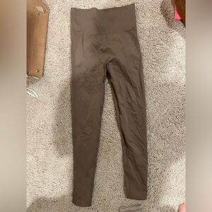 Súper flattering tan leggings